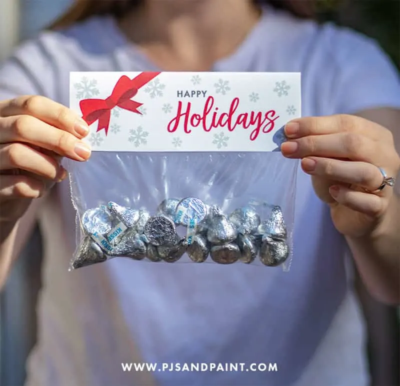 Happy Holidays Treat Bag Topper - Free Printable - Pjs and Paint