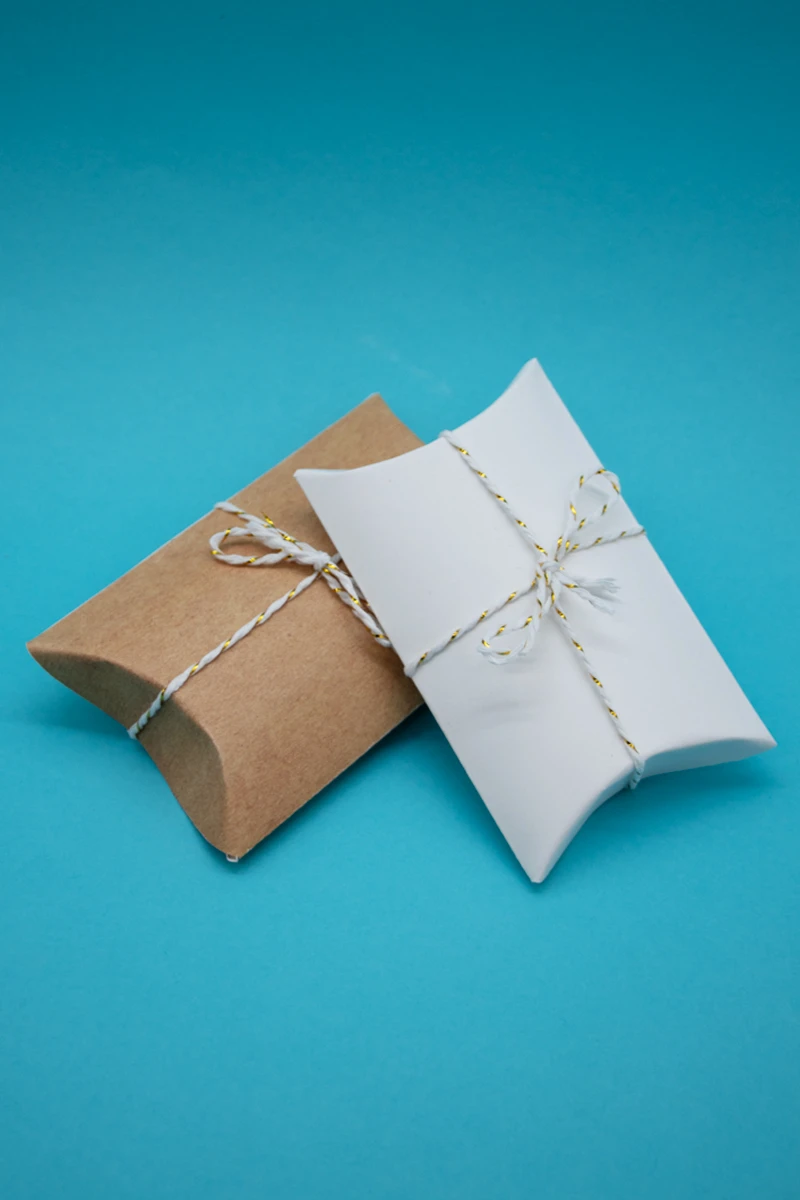 pillow boxes with ribbon